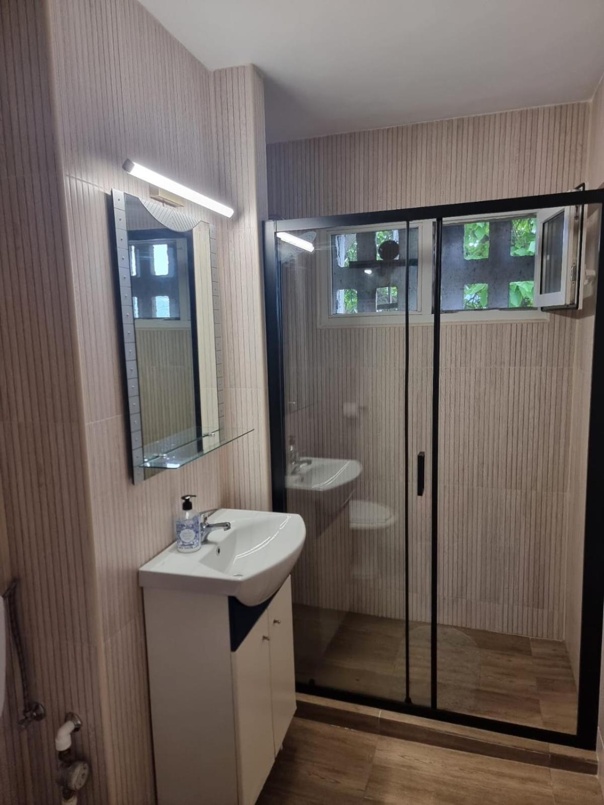 Appartamento Apartament Denis Orşova Esterno foto