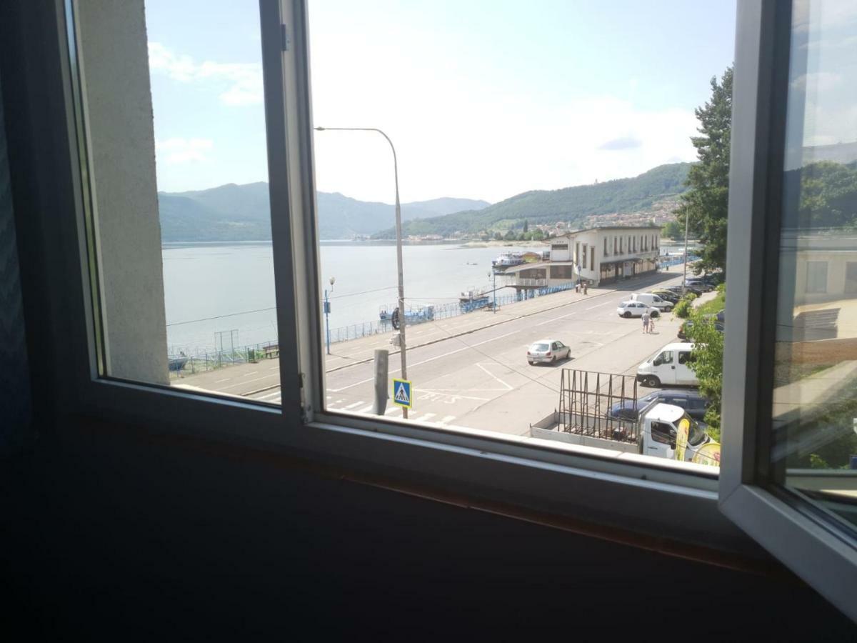 Appartamento Apartament Denis Orşova Esterno foto