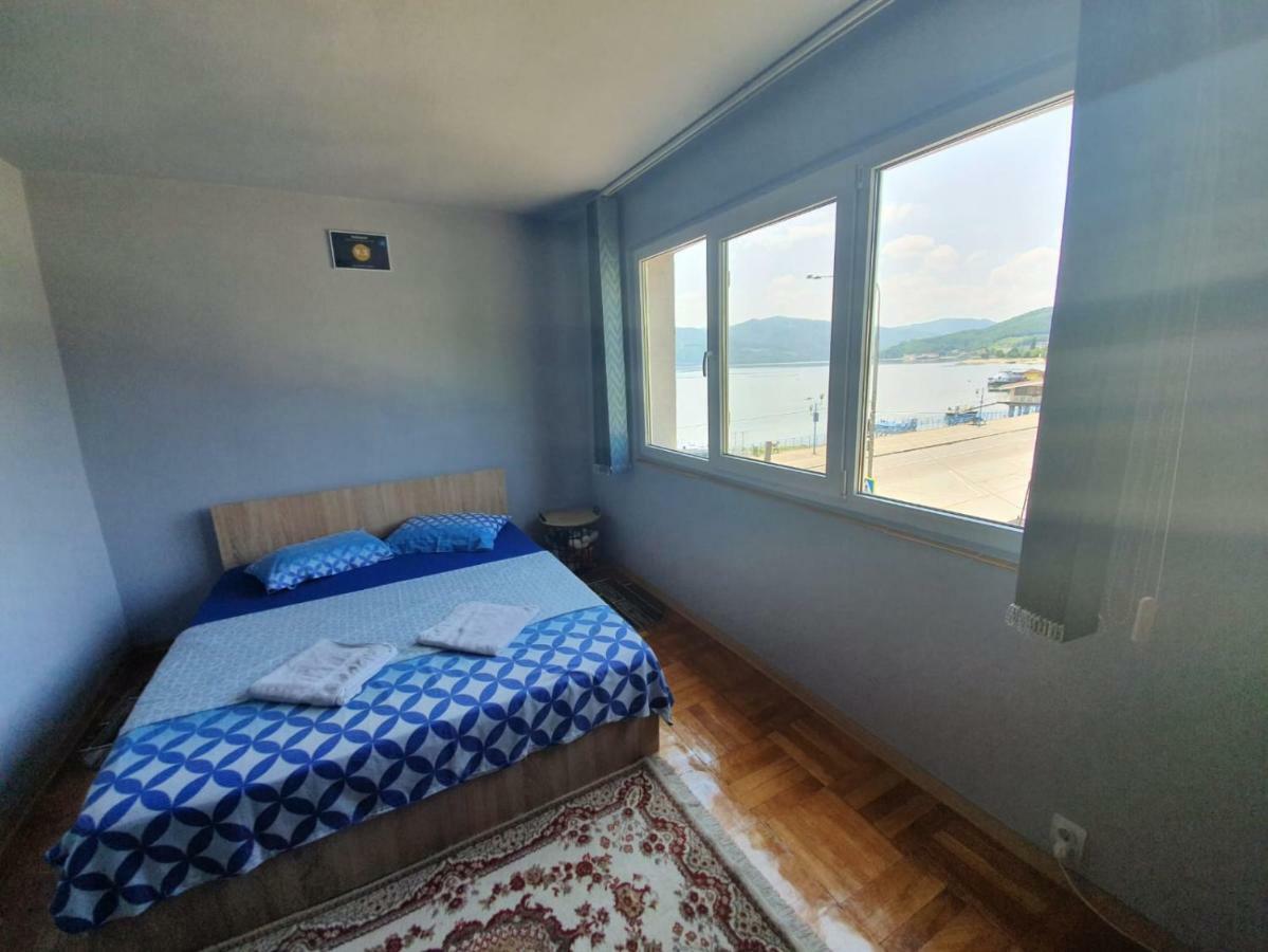 Appartamento Apartament Denis Orşova Esterno foto